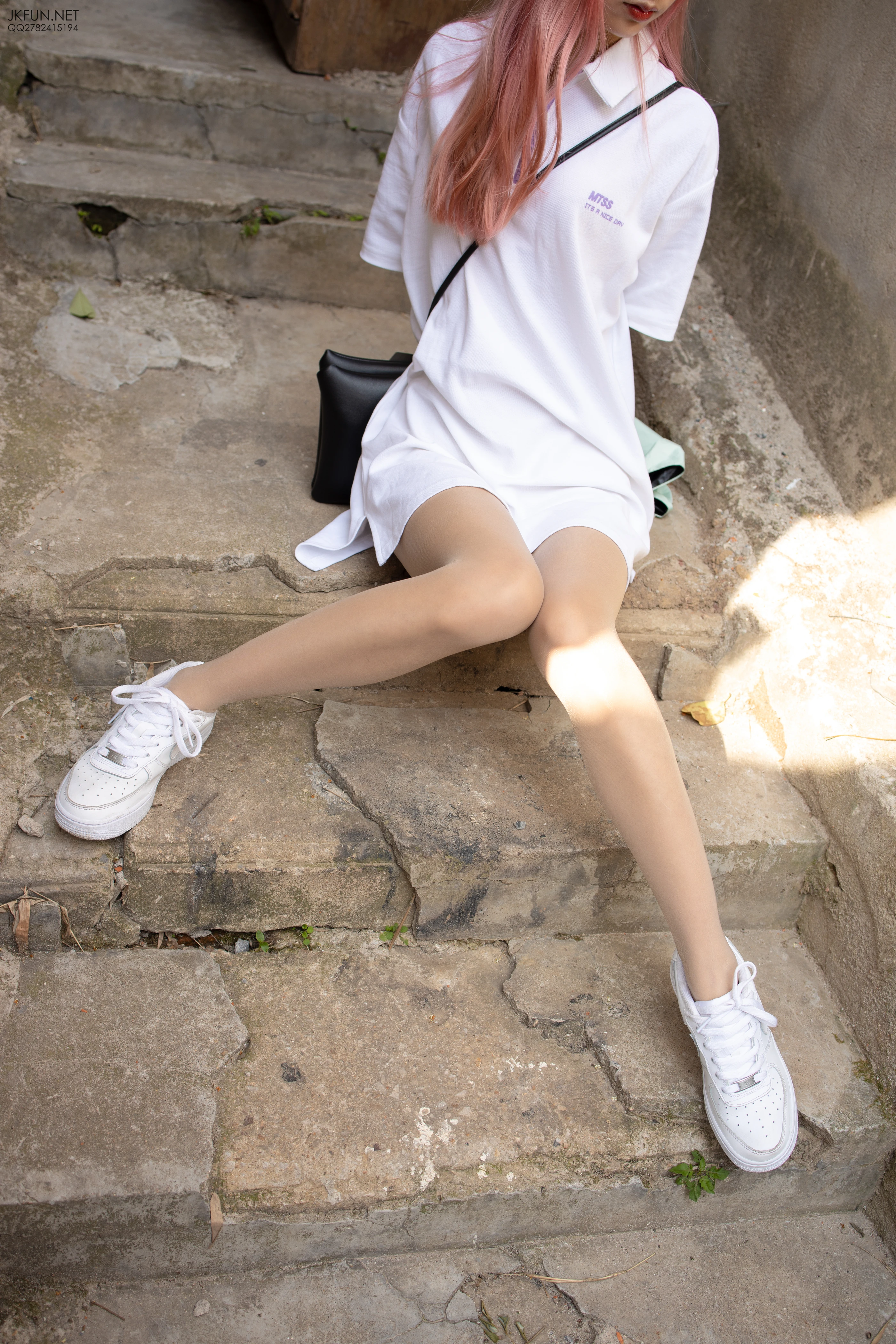森萝财团 [JKFUN-012] 10D肉丝运动鞋桌下 [102P 1V]插图8